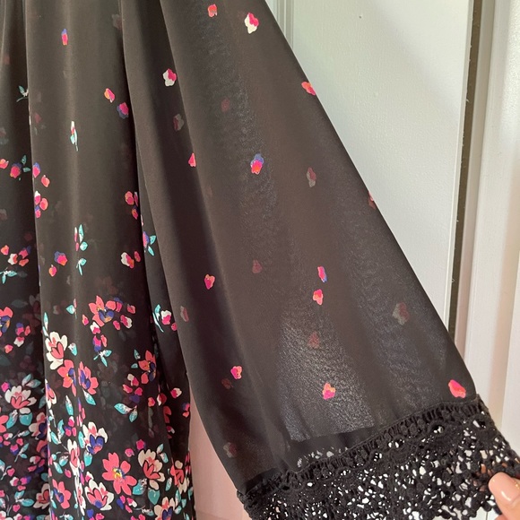 Beautiful black sheer top with flowers - Picture 2 of 4